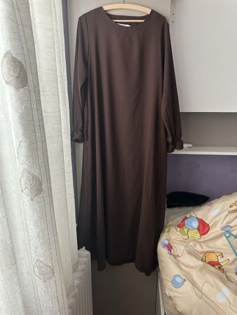 Abaya légère brune avec deux poche, manche resserrer :)