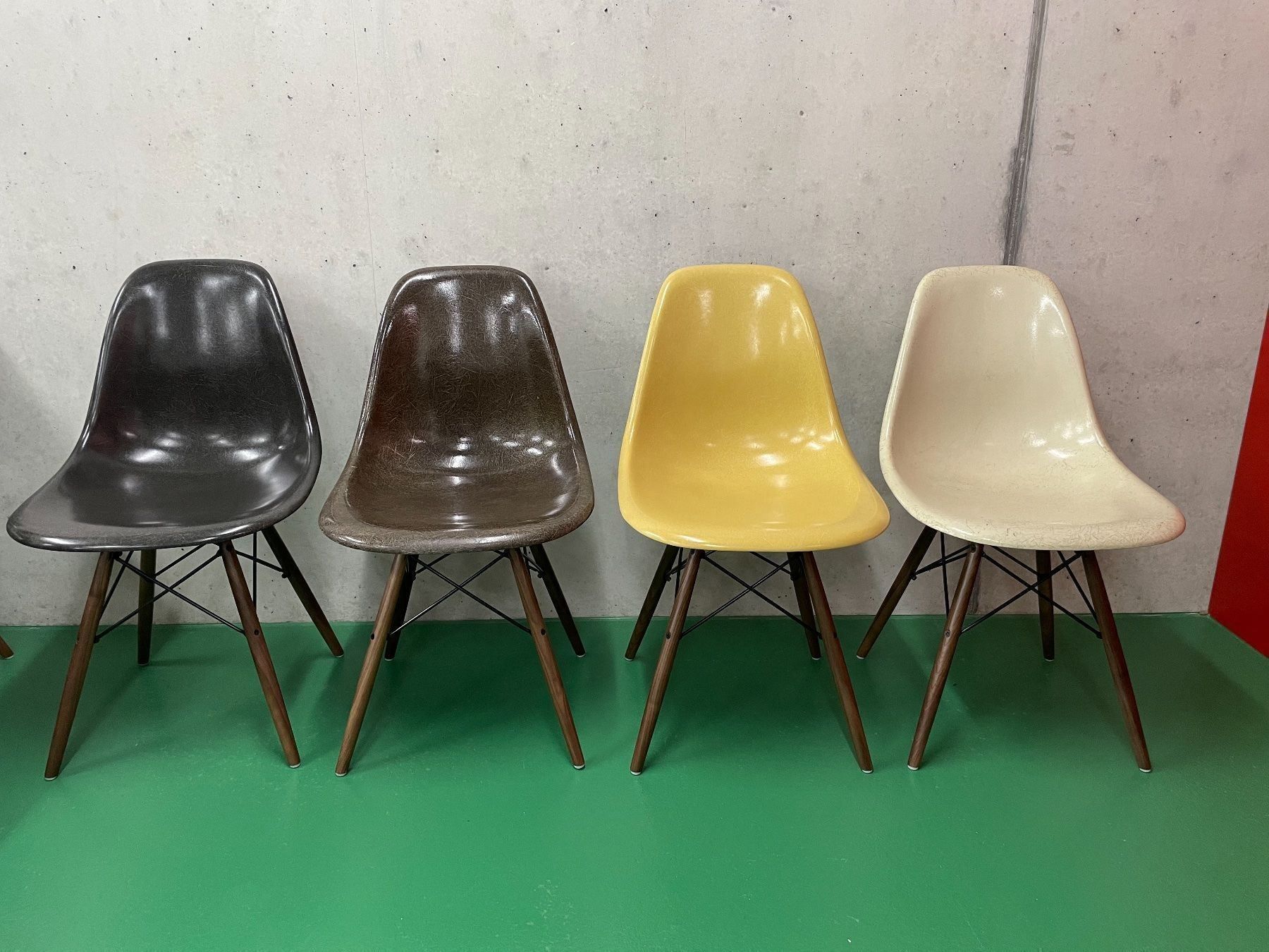 Eames Sedie: Eames Side Chairs Dark Brown – Usato da ipsach venduto da Latigo 8