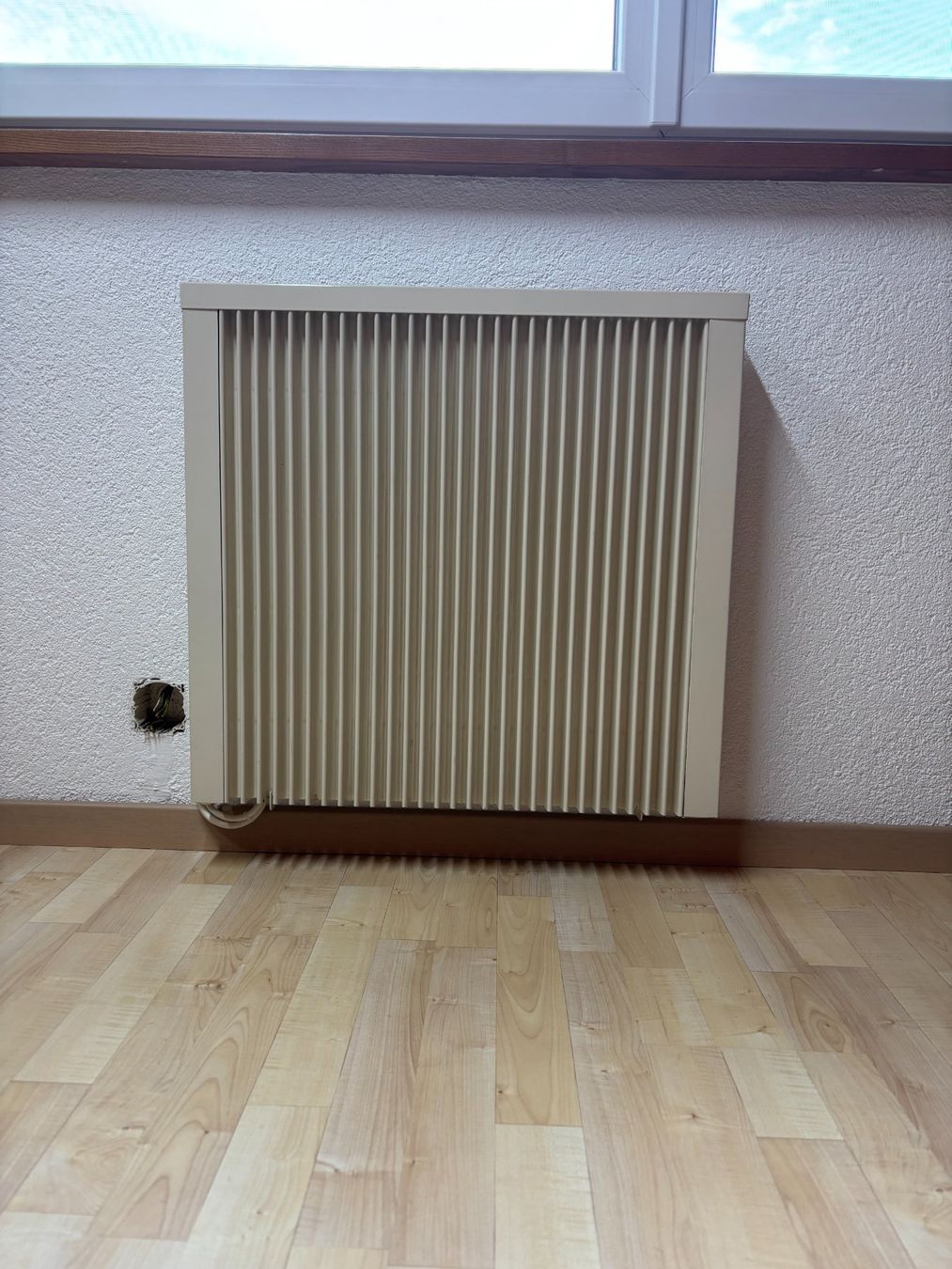 Radiateurs: elektrische Flächenspeicherheizung – D'occasion à Vordemwald par han_btw8