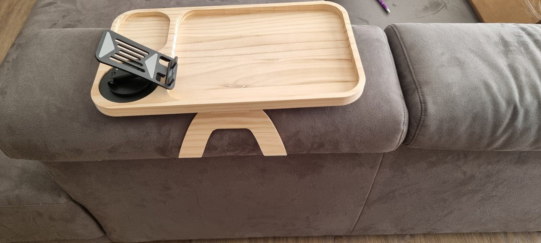 Tablet PC: Massives Holz-Sofa Tablett mit Handyhalter (2) – Gebraucht aus Buchs SG von rim_thb7