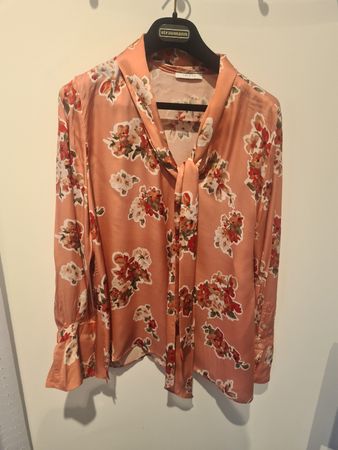 Sommerbluse Gr. 38 mit Blumenmuster, neuwertig iblues