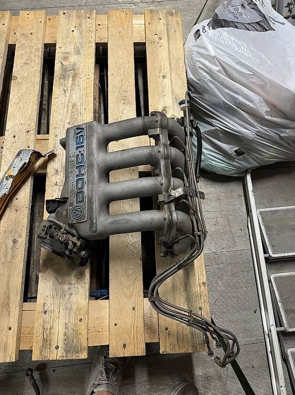 Tutti pezzi di ricambio auto: Vw Golf 16V Ansaugbrücke – Usato da Rüschlikon venduto da megli8803 1