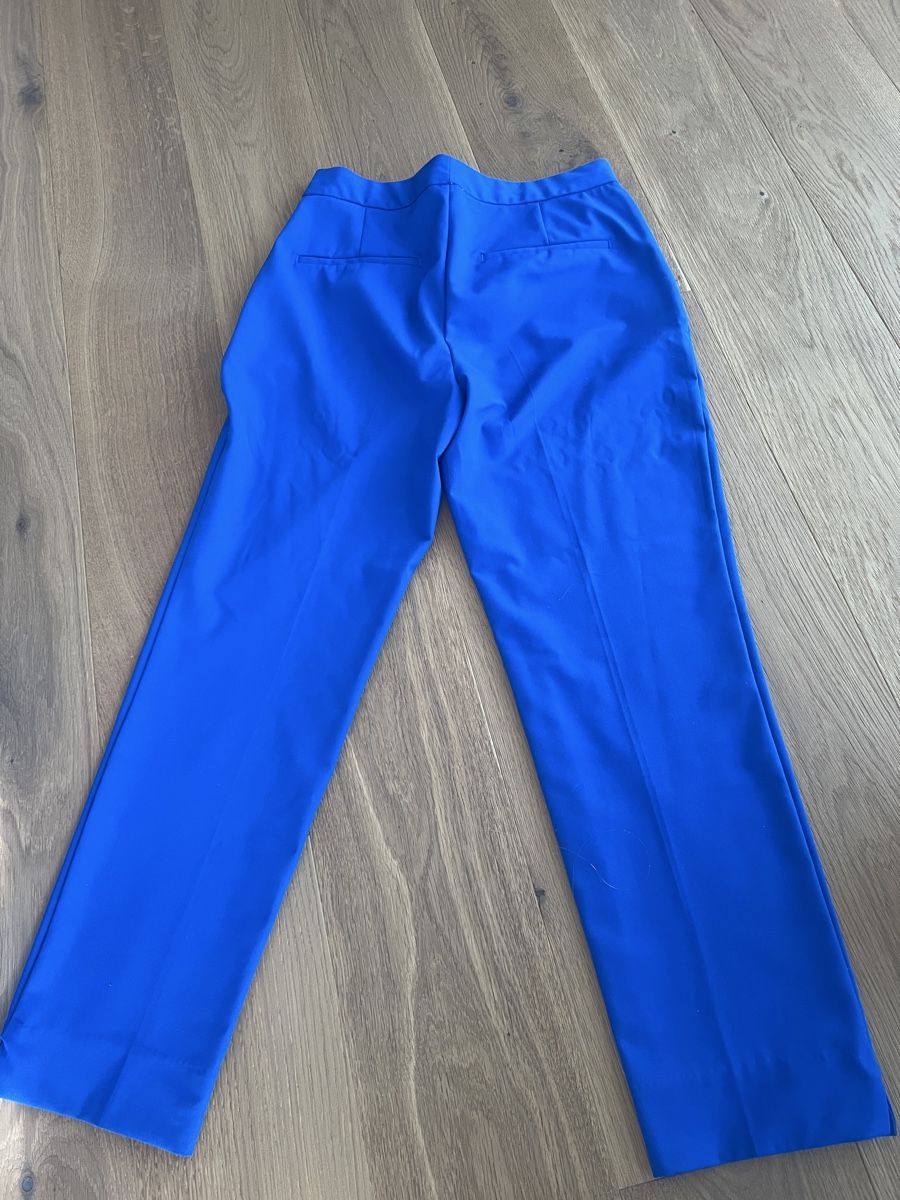 Zara Lots de vêtements: Blaue Zara Stoffhose, Grösse 36 , pull&bear bluse -paket – D'occasion à Herzogenbuchsee par jenny.24.01 2
