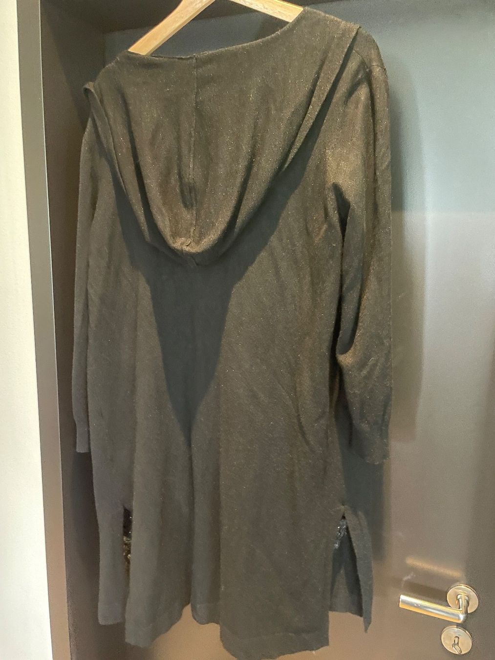 Giacche: Schwarze Strickjacke mit Perlen-Applikation, Grösse M/Neu – Nuovo (secondo la descrizione) da Volketswil venduto da rubin74 4