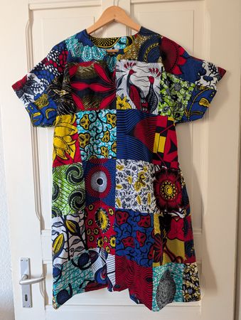 Buntes, weites Sommerkleid aus afrikanischem Stoff ca. M