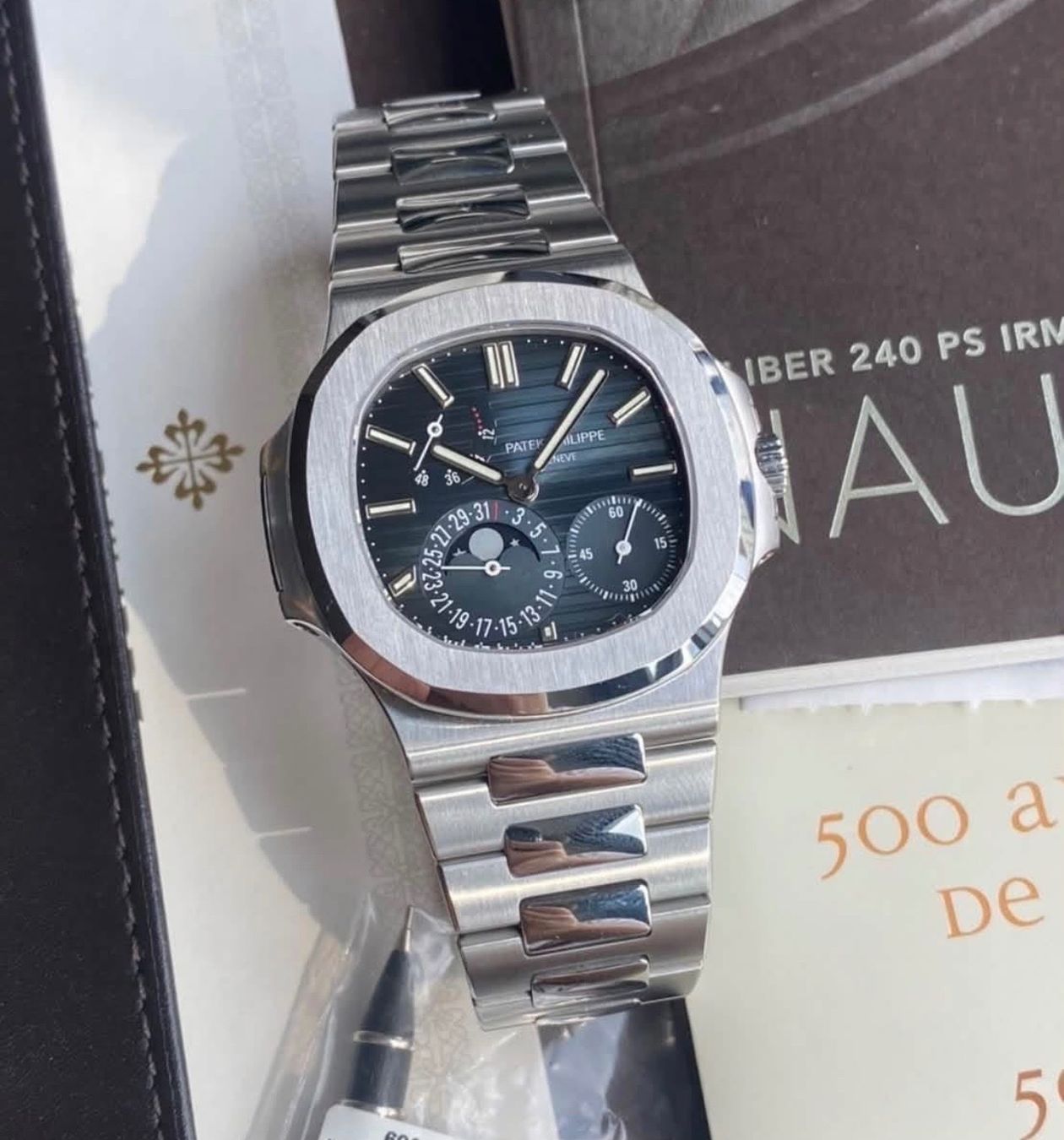 Patek Philippe Orologi: Patek Philippe Nautilus réf. 5712/1A-001 Full set 2017 – Usato da La Corbaz venduto da ts5_567x 1