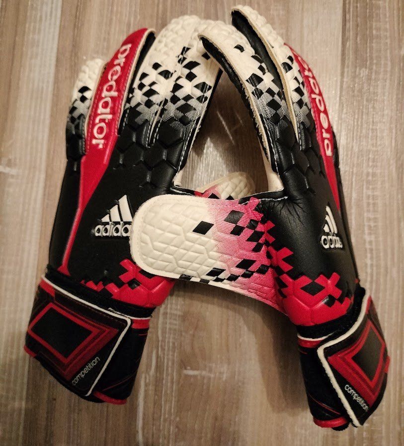 Adidas Guanti & manicotti: adidas Torwarthandschuhe Predator Grösse 4 – Nuovo e nell'imballaggio originale da Oftringen venduto da Sportivo.ch