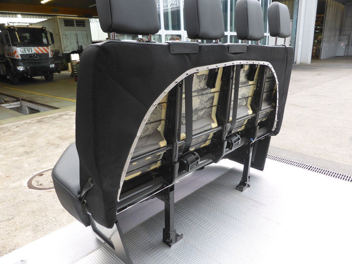 Mercedes-Benz Tutti i ricambio: 4-er Sitzbank Mercedes-Benz Sprinter 907 – Nuovo e nell'imballaggio originale da Nesslau venduto da Altherr12 2