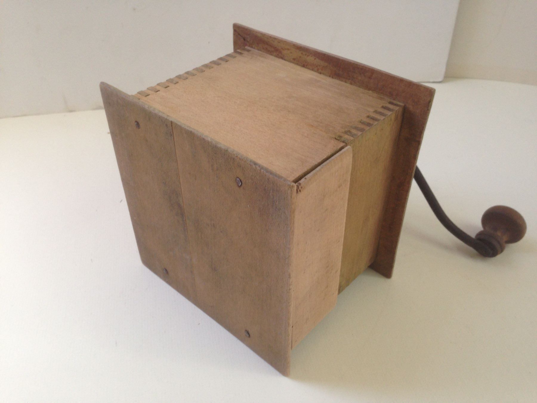 Elettrodomestici da cucina: Alte Kaffeemühle mit Deckel – Usato da Schaffhausen venduto da vintageville 8