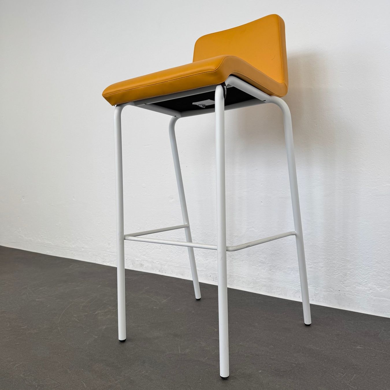 Sgabelli: Steelcase B Free Barhocker - Leder Gelb – Usato da Schönenwerd venduto da mcofficeshop 6