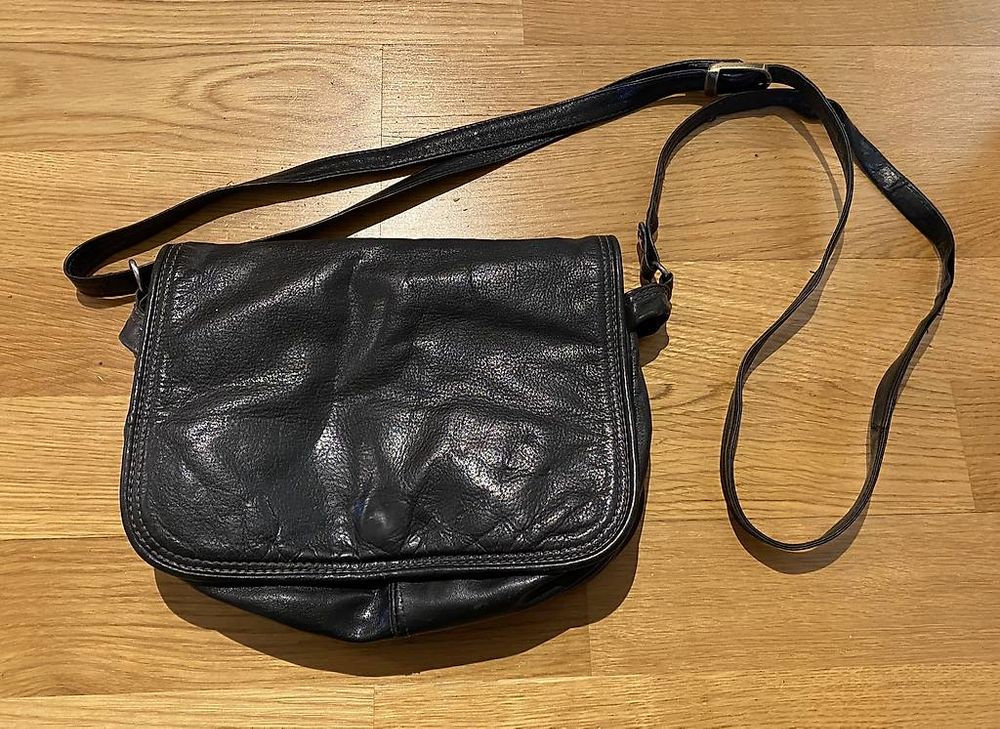 Schwarze Leder Umhangetasche