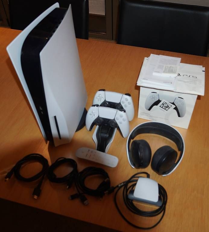 Sony Console: Sony Playstation5 Disc 2 Controller Kamera Remote Headset – Usato da Therwil venduto da Leifels 1