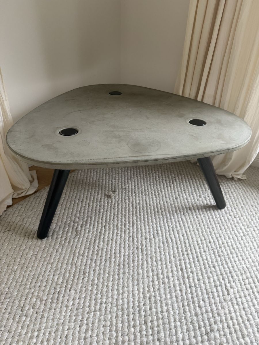 Tavoli: Triangle Concrete Coffee Table – Usato da Richterswil venduto da Ancyk