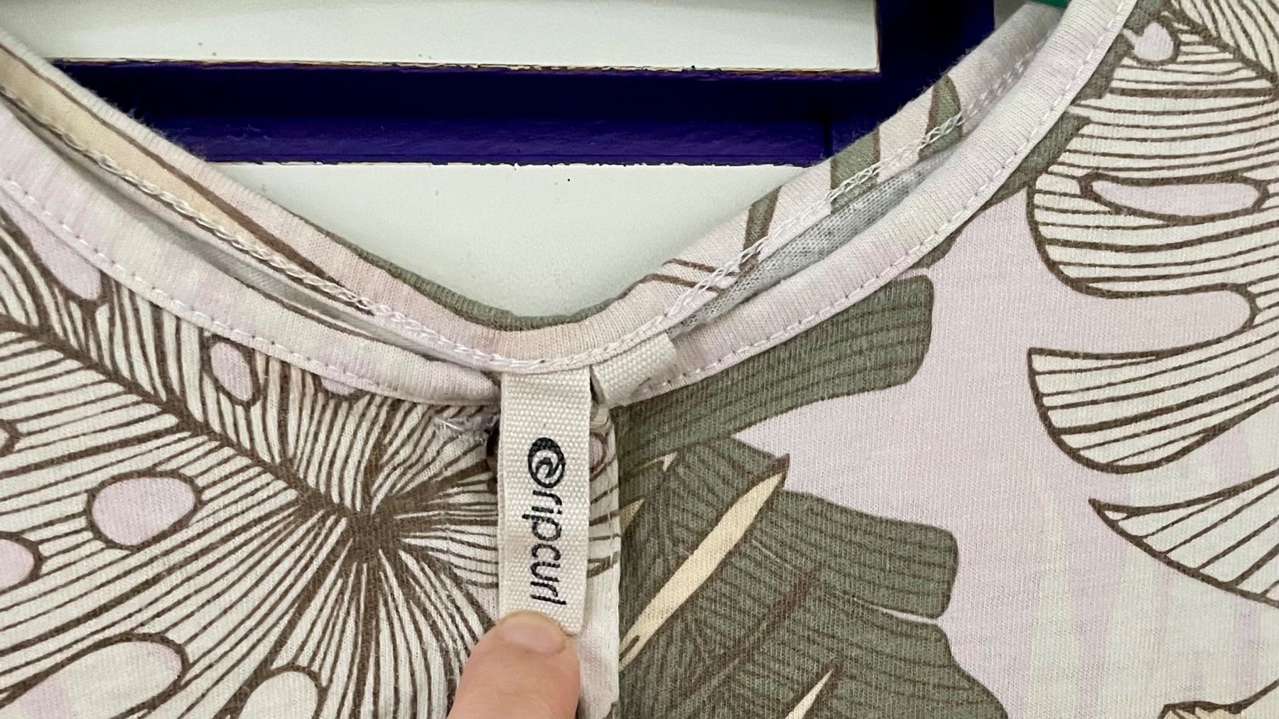 Rip Curl Kleider & Röcke: Mädchen Kleid Rip Curl Grösse 6 mit Blattmuster – Gebraucht aus Biel/Bienne von linette78 1