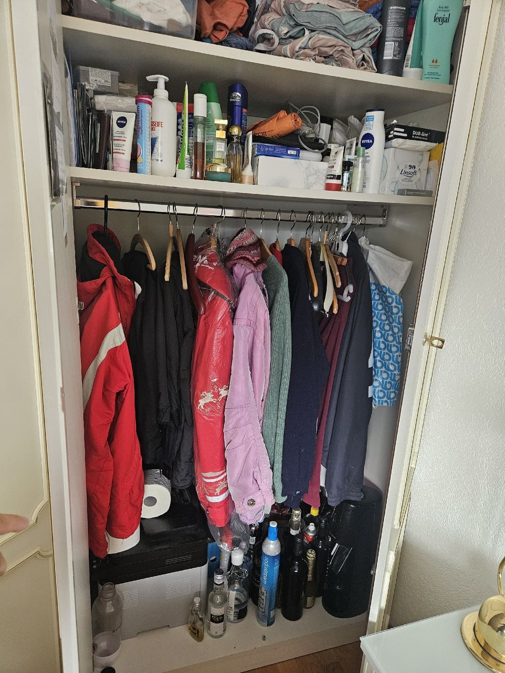 Grosser Kleiderschrank, Weiss mit Goldrand, (Gebraucht) in Bonstetten für CHF 50 – nur Abholung auf Ricardo kaufen