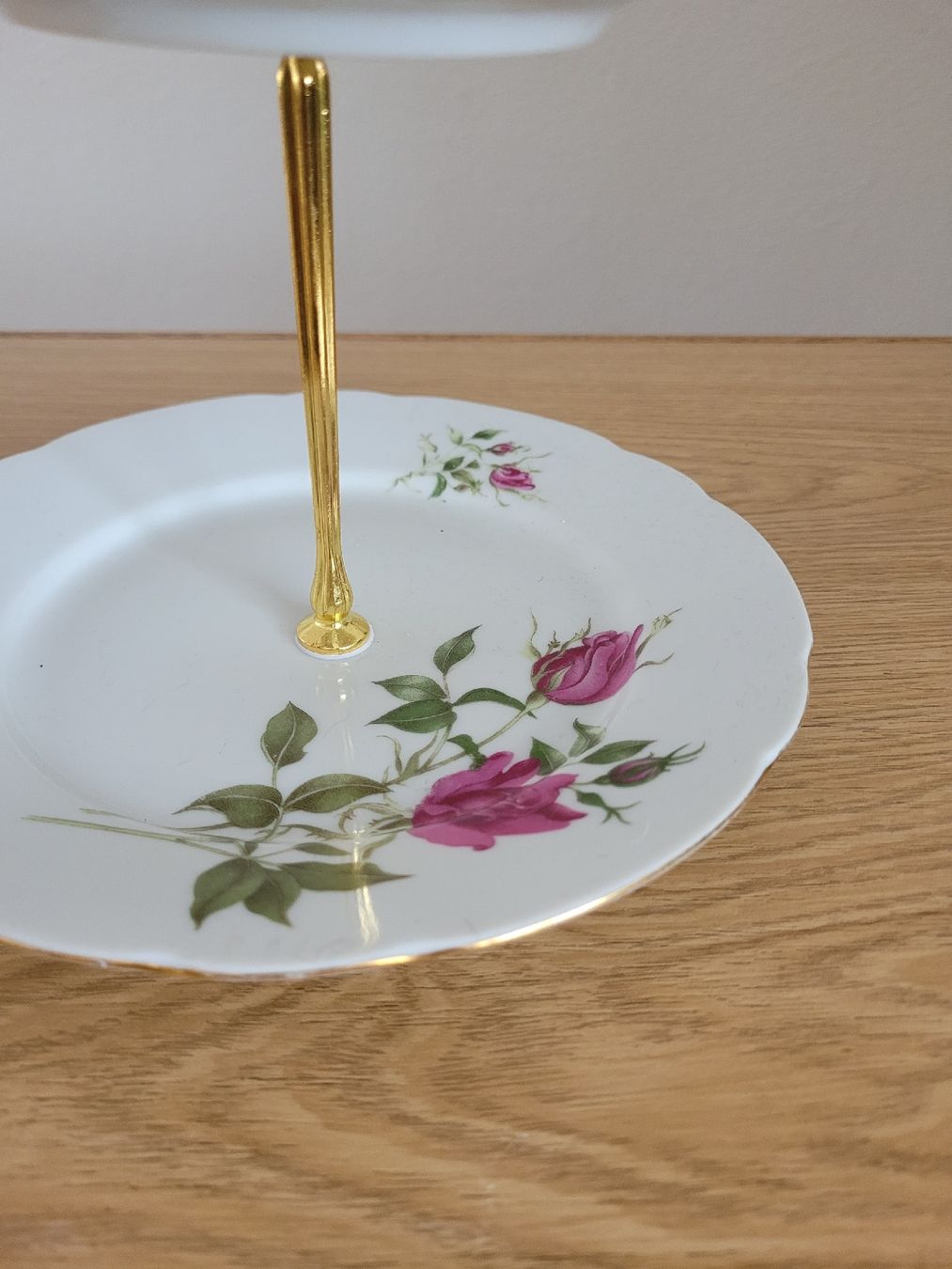 Set di piatti: ETAGERE mit Kaffeetasse, Untertellerchen & Desserteller – Usato da Nottwil venduto da echtMOMO 7