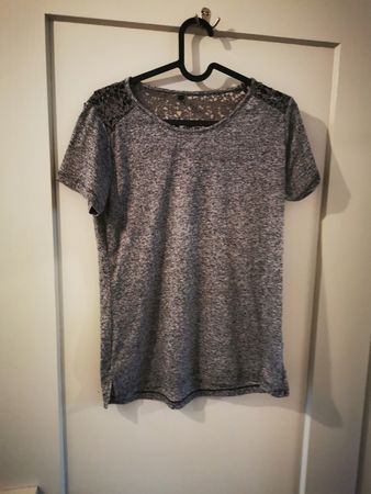 Graues T-Shirt mit Spitze, Grösse S - Sommer Must-Have!