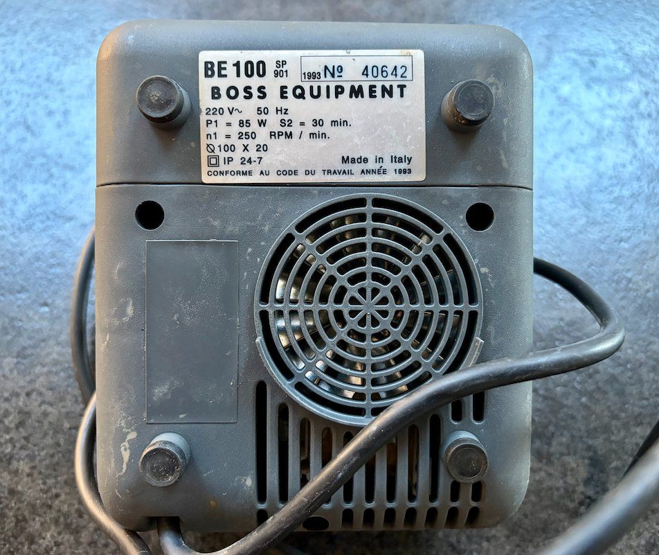 Tutti gli attrezzi: Affûteuse Boss BE100 électrique. – Usato da Châtillon JU venduto da laoo 2
