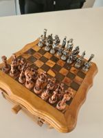 Jeu d'échecs vintage en bois d'olivier, pièces métal bronze