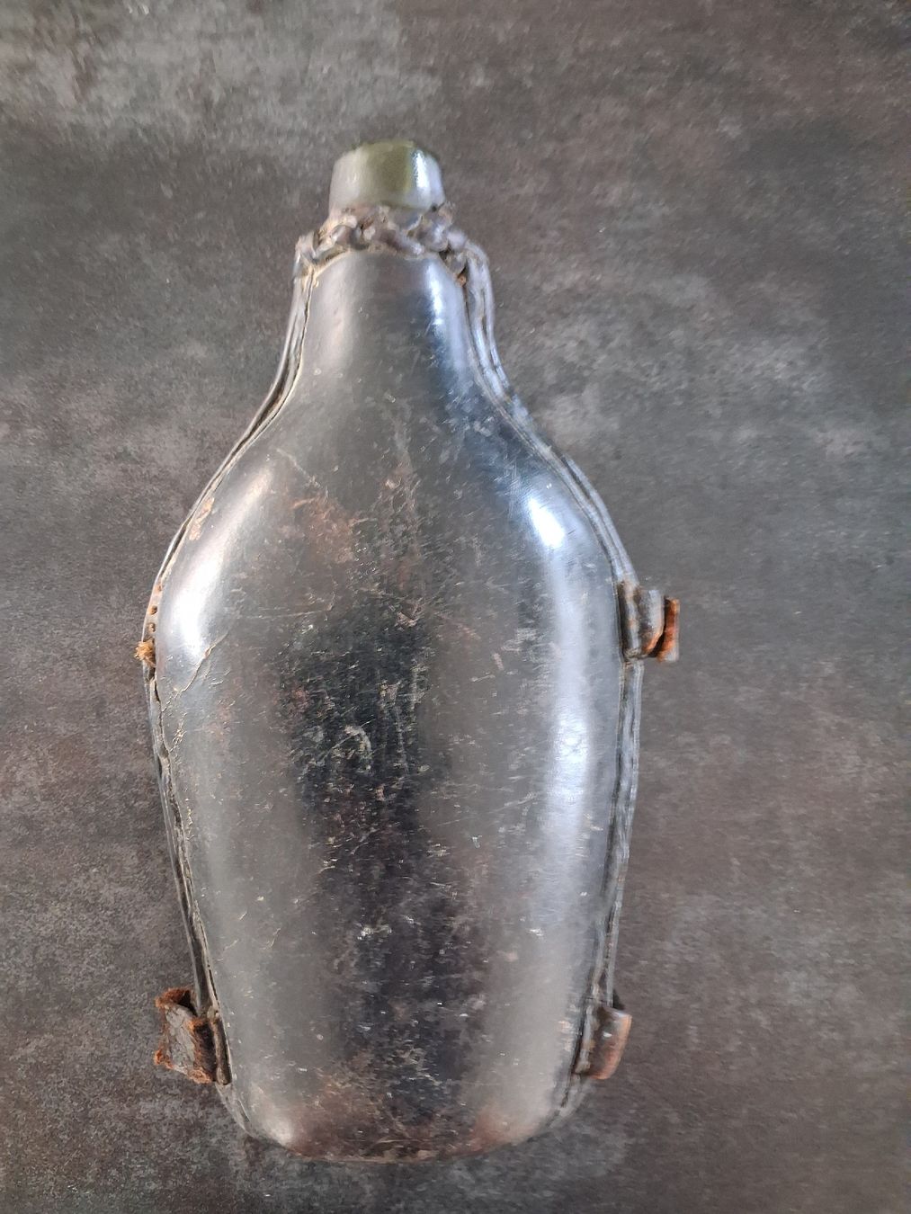 Schweizer Armee Attrezzatura & Pezzi di ricambio: Antike Schweizer Armee Feldflasche mit Lederumhüllung – Usato da Münsingen venduto da mustang1975