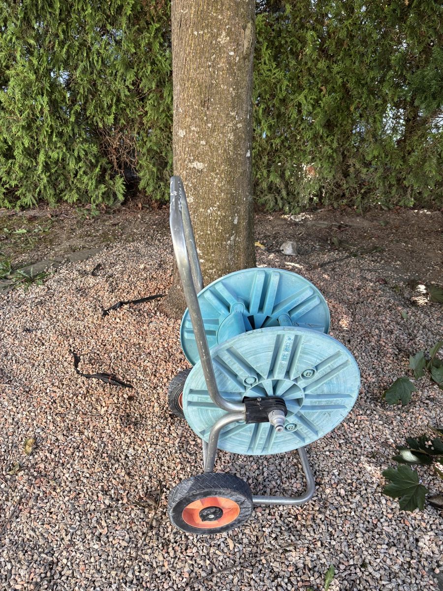 Gardena Tubi & Tubi flessibili: Gartenschlauchwagen mit Rollen (ohne Schlauchsufsatz) – Usato da Waltenschwil venduto da Schmetterling2015 1