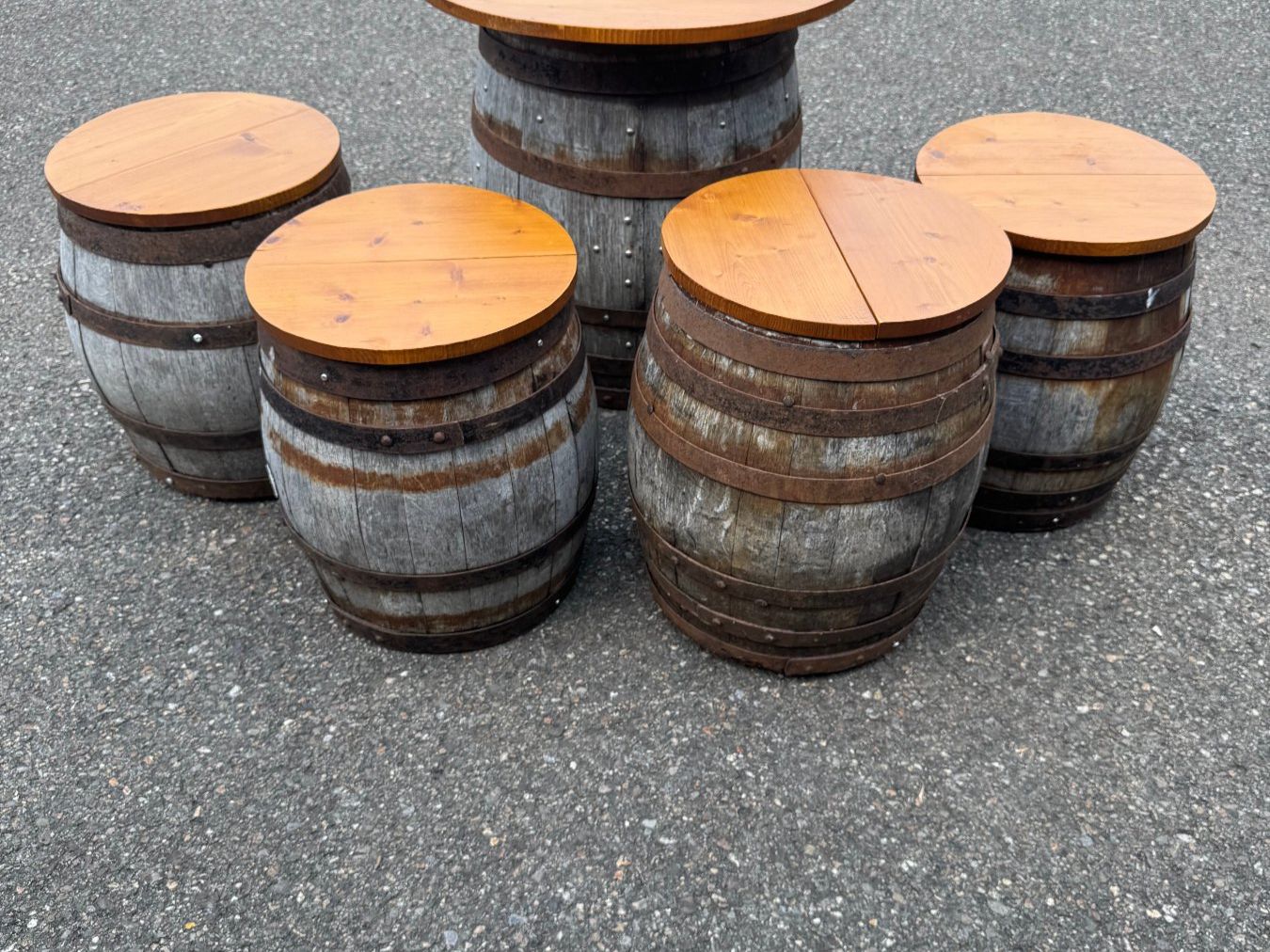 Autres: Alte Weinfässer als Tisch und Hocker – D'occasion à Winikon par Luzern330 1