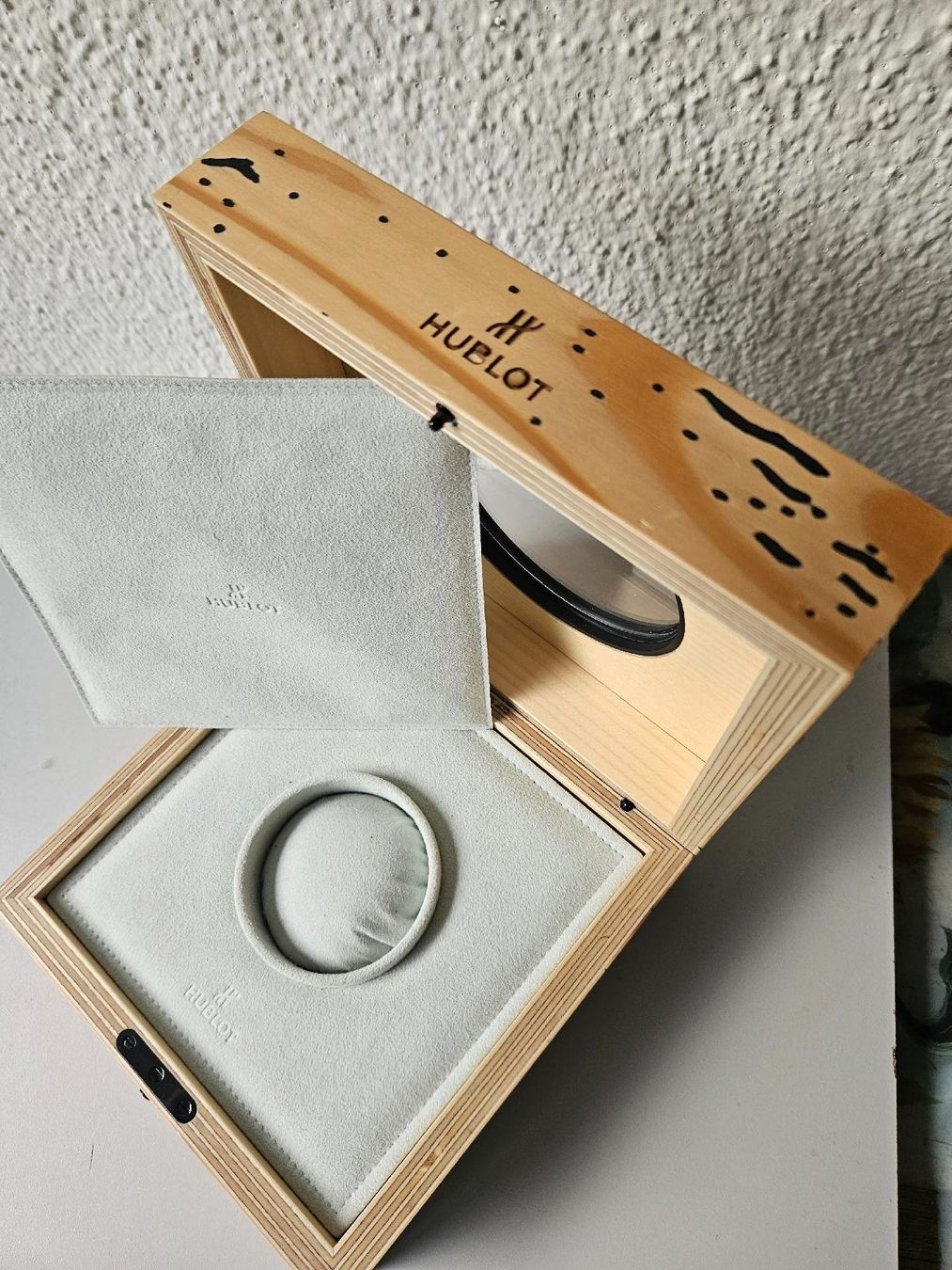 Boîtes de montres: Neue Hublot Holz Uhrenbox – Neuf (Voir description) à Niederhasli par swisslos 2