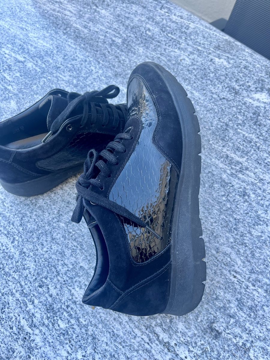 Scarpe da donna: Sneaker schwarz mit Lackprägung – Usato da Biel/Bienne venduto da urs_qt7d 2