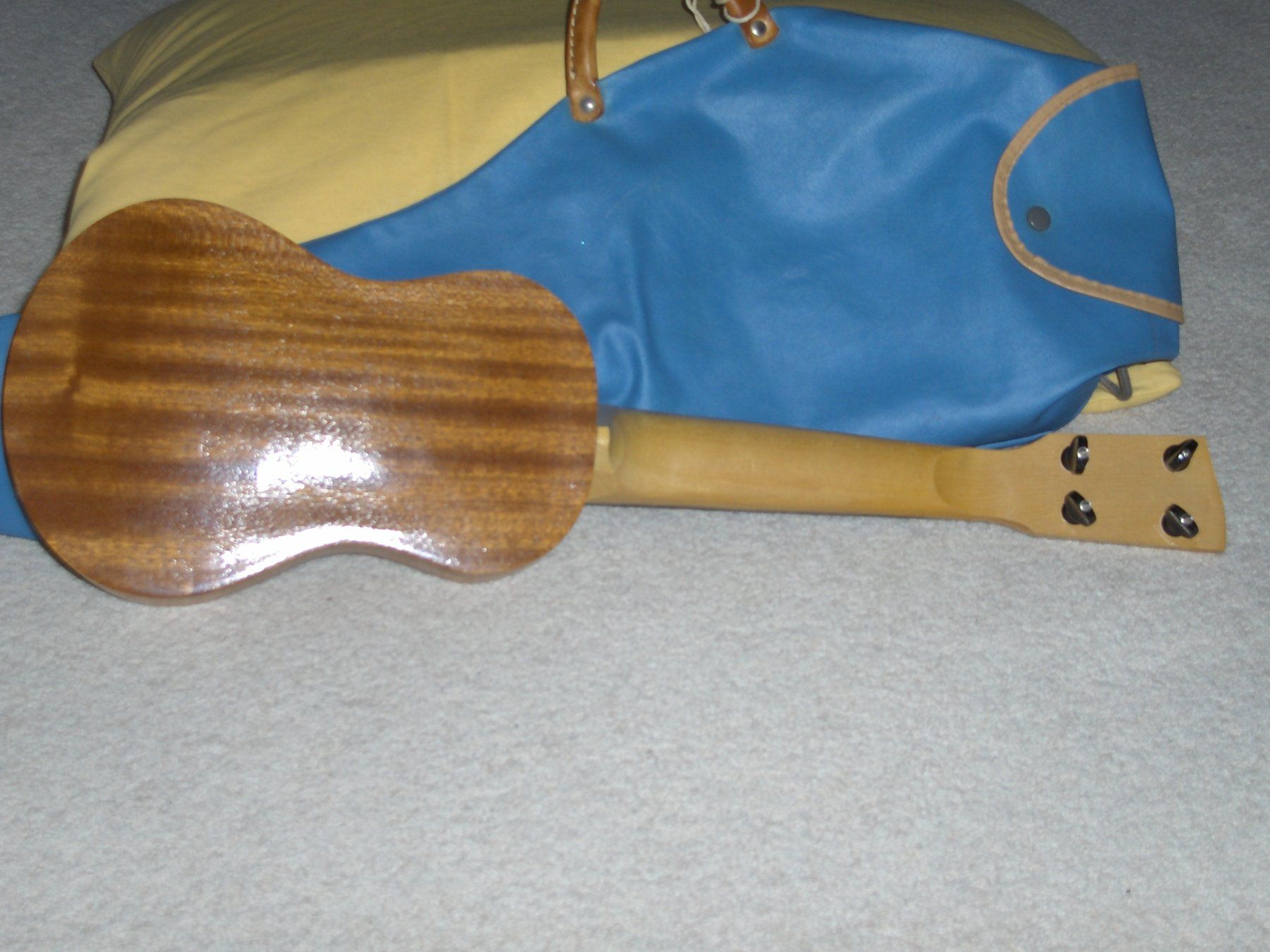 Strumenti musicali: Wunderschöne Ukulele mit Instrumenttasche – Usato da Unterägeri venduto da R_66 2