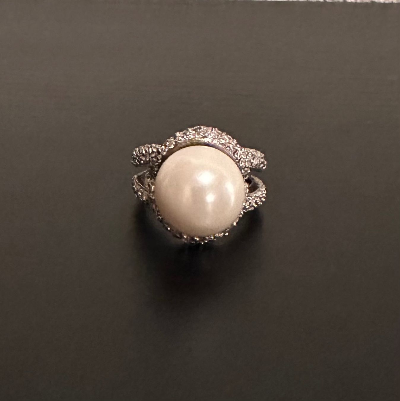 Anelli: Modeschmuck Ring mit 12 mm Perle und weissen Steinen – Usato da Emmenbrücke venduto da little.treasures 4
