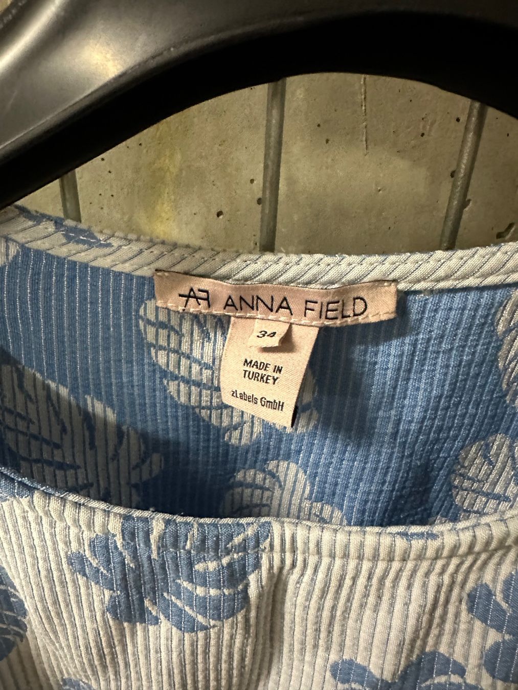 Kleider: Hellblaues weisses Kleid mit Pflanzenmotiv – Gebraucht aus Glattpark(Opfikon) von AydenM 1