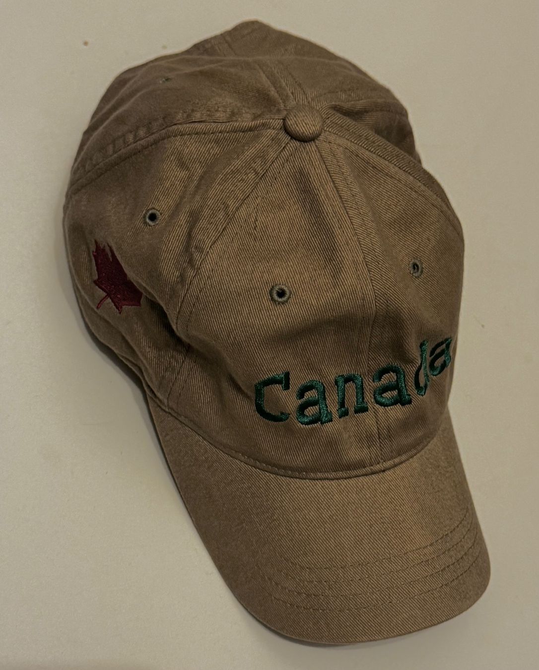 Copricapi, berretti & cappellini: Casquette CANADA, one size, taille ajustable, beige – Nuovo e nell'imballaggio originale da Genève venduto da Murmurs 1