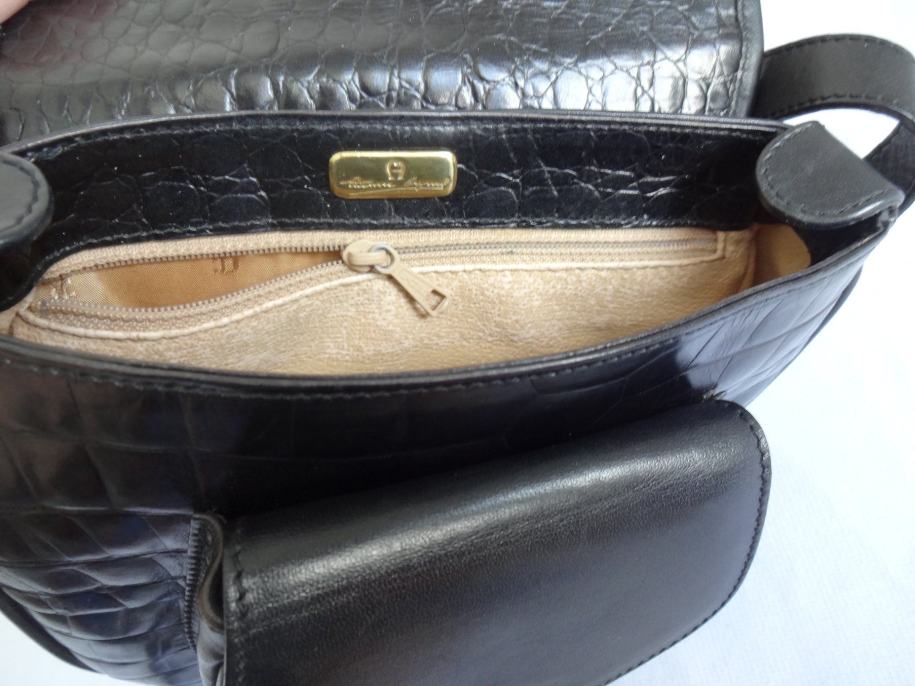 Aigner Borse da donna: "" AIGNER "" Munich Echt Leder Umhängetasche – Usato da Frauenfeld venduto da rey06 6