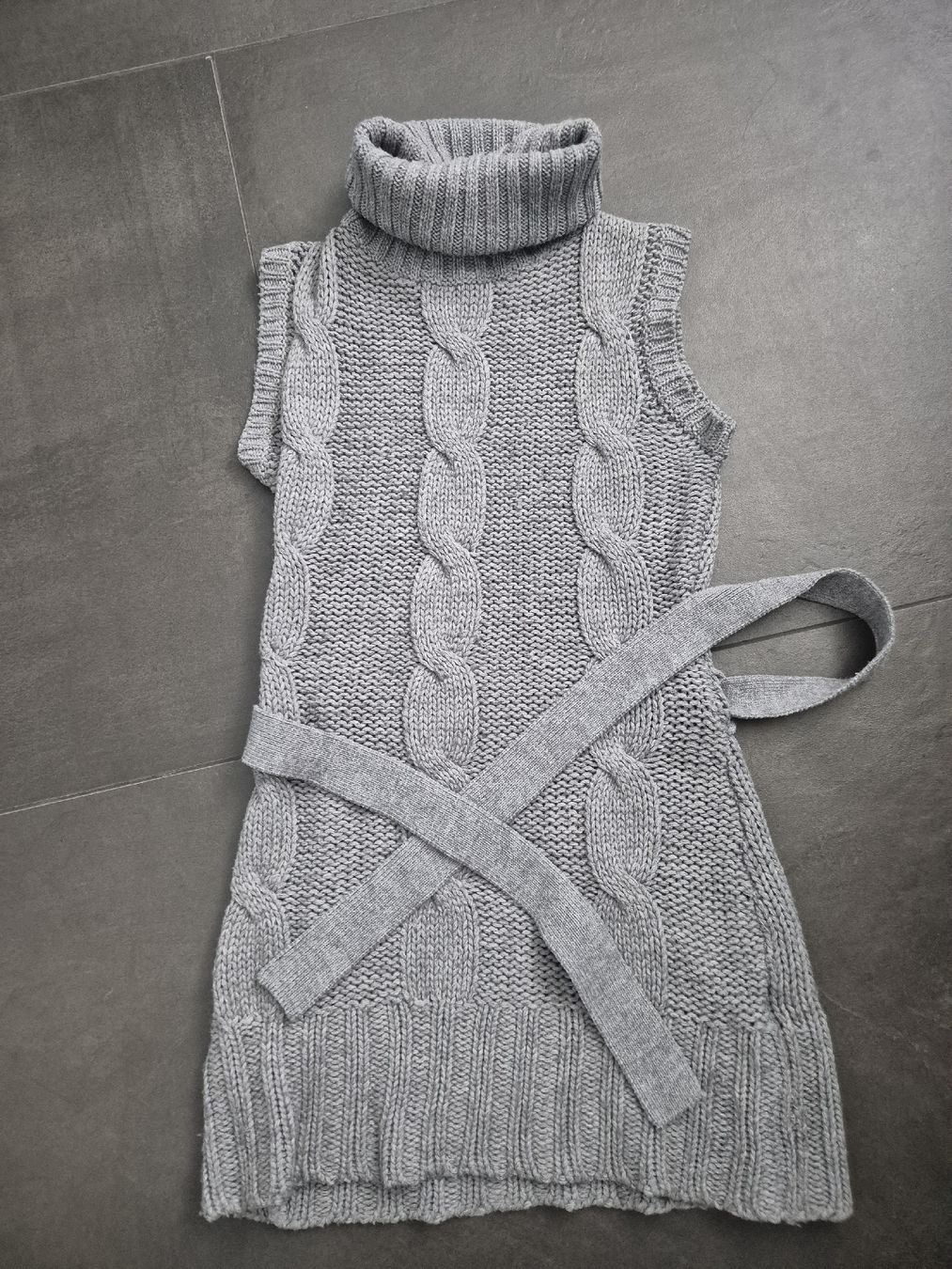 Robes: ärmelloses Strickkleid, grau Grösse S – D'occasion à Unterägeri par Idecurtins