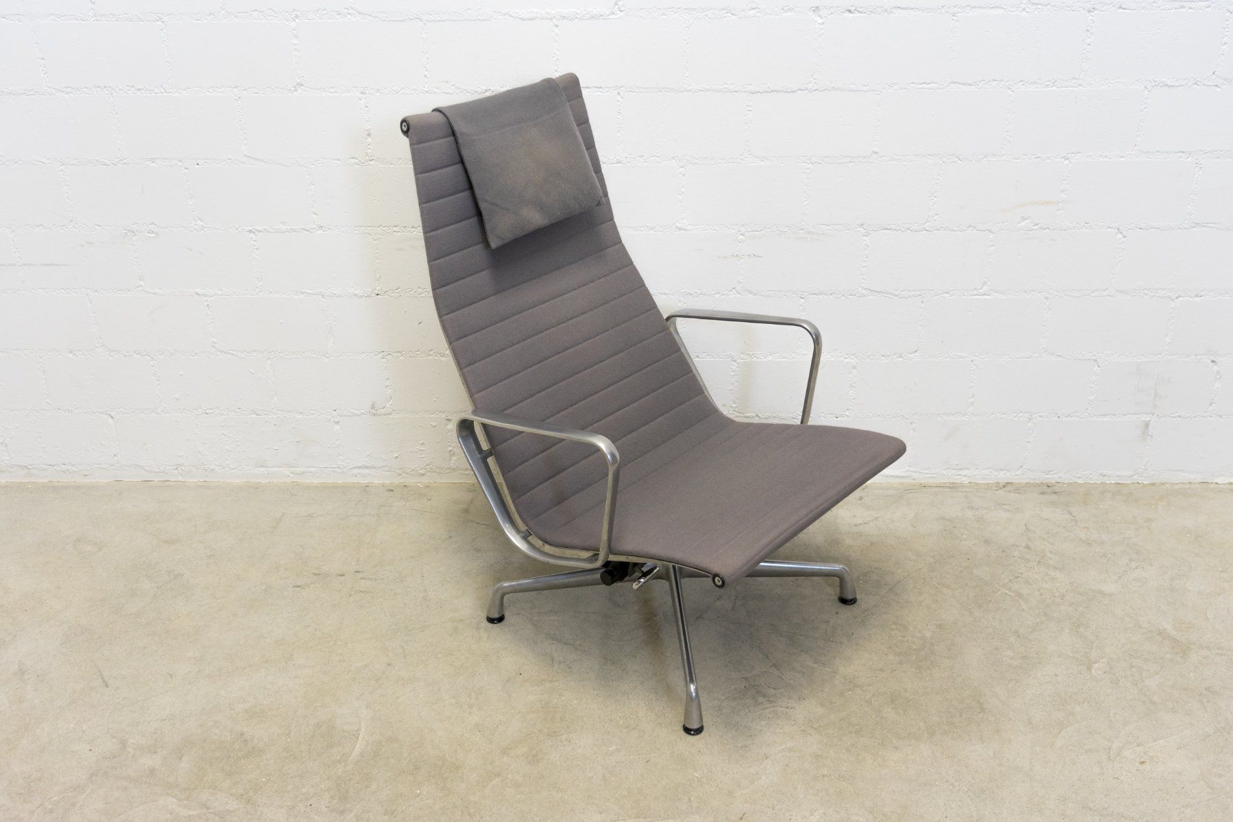 Vitra Sessel: Vitra Eames Aluminium Chair EA 124 - Lieferung möglich – Gebraucht aus Schaffhausen von Studio-Ara 1
