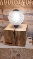 Tischlampe / Nachttischlampe Lumen Cube aus Altholz