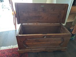Truhe Holz massiv, guter Zustand