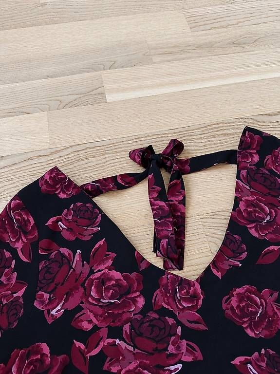 Camicette: Bluse - Gr. 36 - Schwarz mit Rosenmuster – Usato da Effretikon venduto da alicebrunner 4