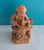 Geschnitzte Holzfigur, Schneiderlehrlig mit Nähmaschine!