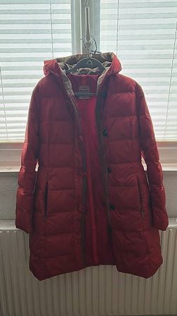 Rote Daunenjacke mit Kapuze - Ideal für den Winter!