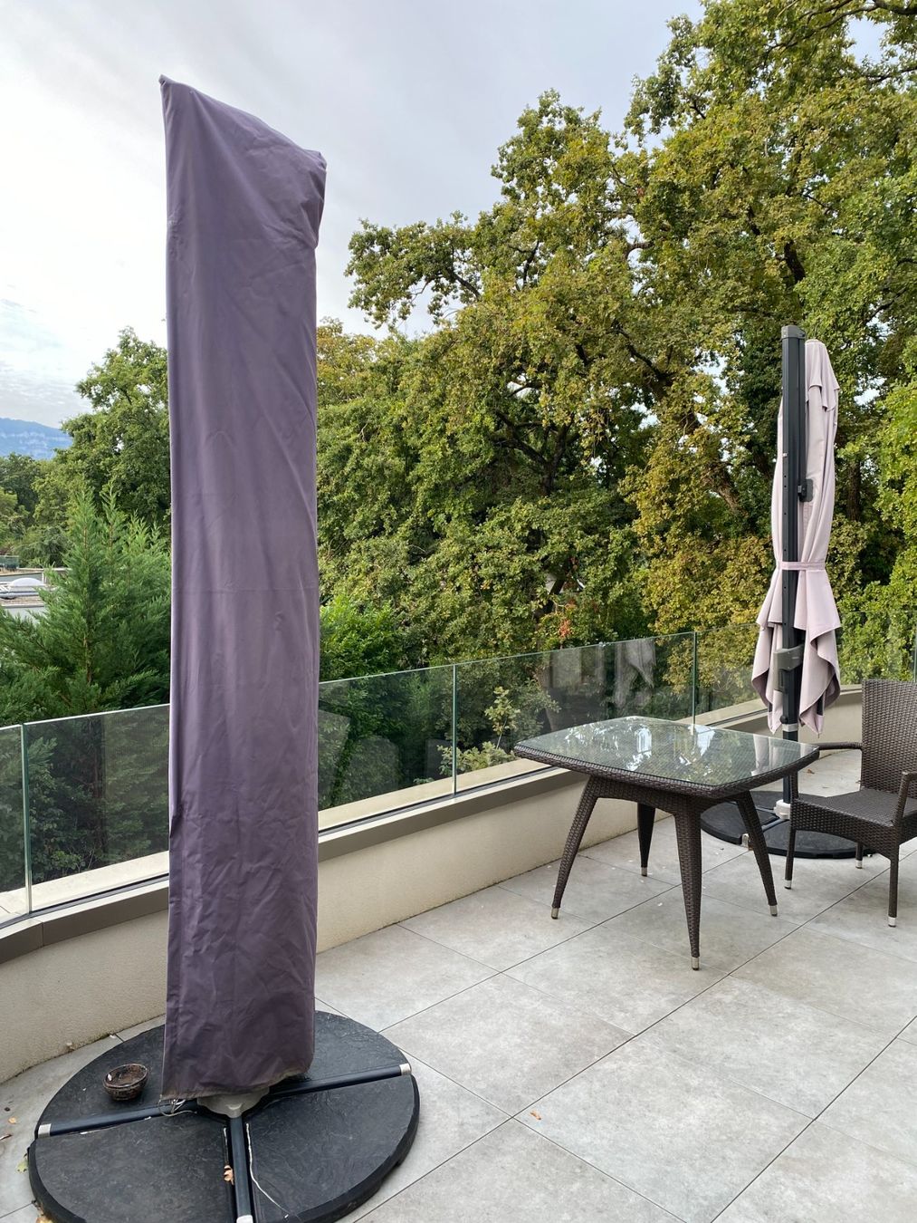 Ombrelloni: 2 Parasols diamètre 280 cm – Usato da Vandoeuvres venduto da bob.patarass 4
