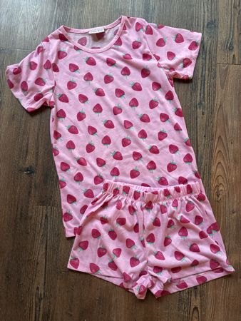 Tolles Pyjama Gr. 134/140, Neu