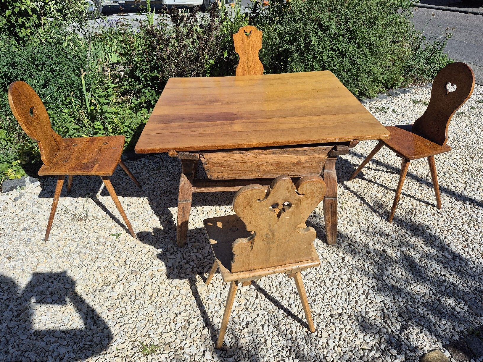 Set di tavolo e panche: Antike Bauernmöbel Tisch mit Brotfach 4 Stühle. – Nuovo (secondo la descrizione) da Schaffhausen venduto da Caroline_Stein