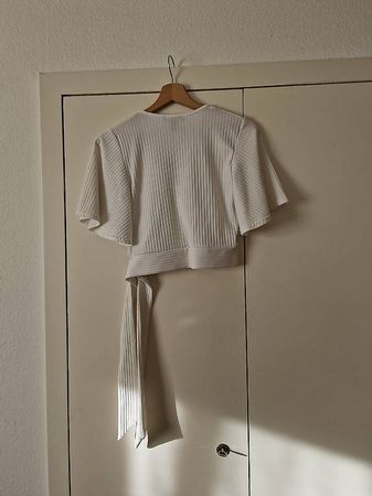 Kurzes weisses Shirt mit breiten Ärmel - Grösse 40