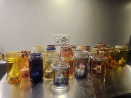 130 bunte Teelichter Gläser
