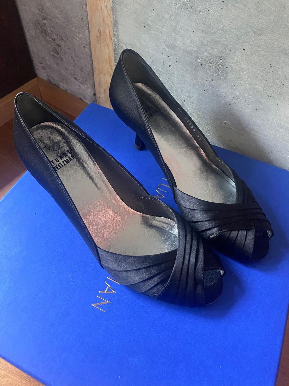Stuart Weitzman Scarpe da donna: Stuart Weitzman Pumps Black Satin EL15664. Taille 37 – Usato da Gümligen venduto da Xochitl 2