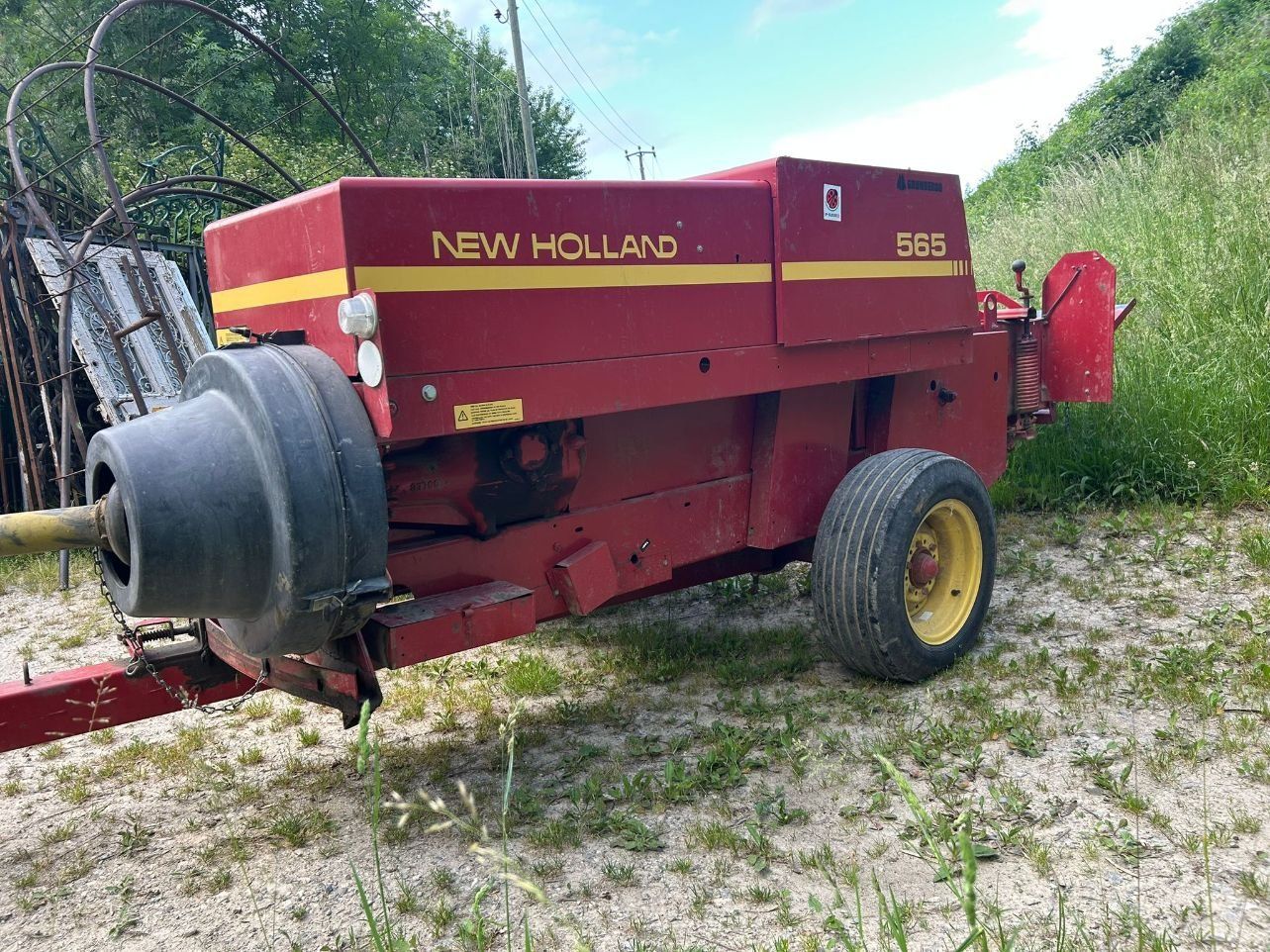 New Holland Tutte le macchine: Une presse New Holland – Usato da Russy venduto da Guenefle