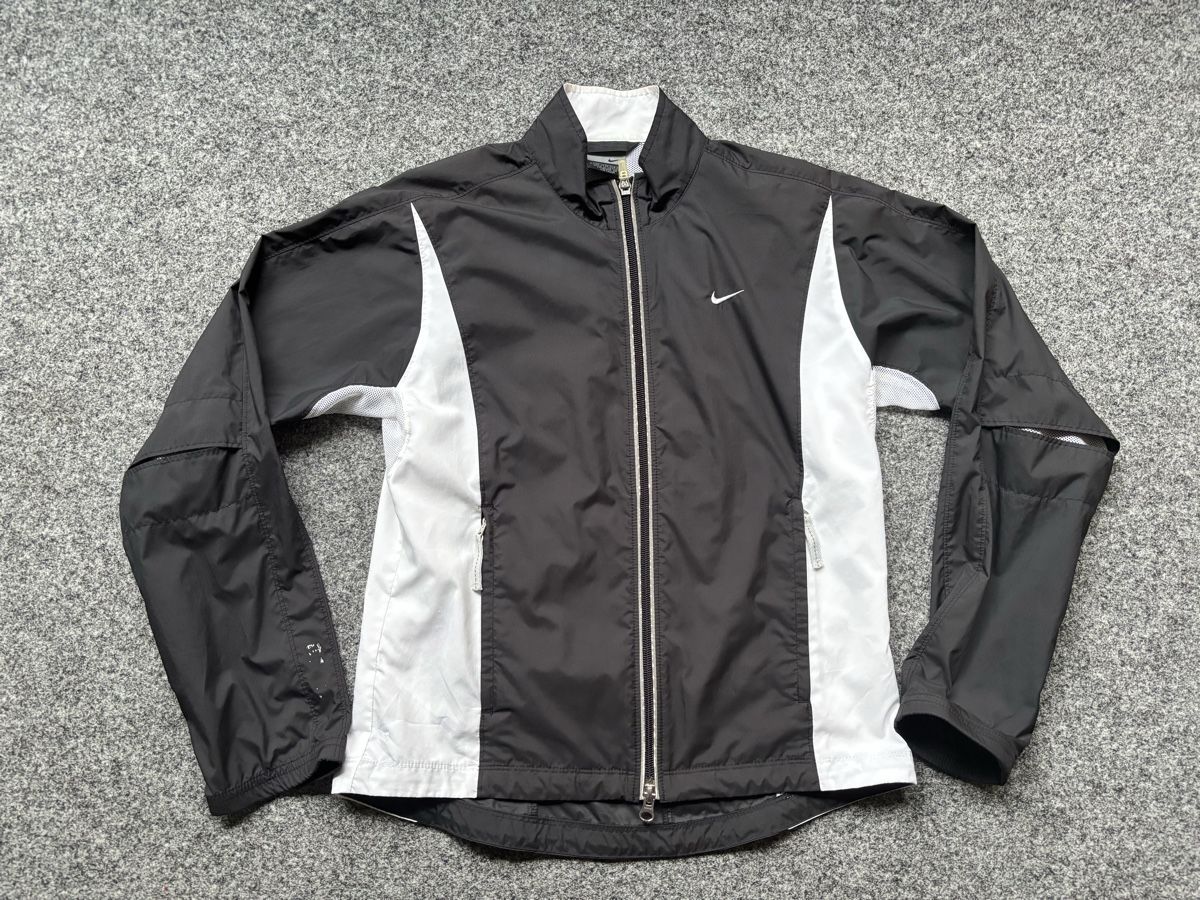 Nike Jacken: Nike Damen Running Jacke – Gebraucht aus Stallikon von Rsiri