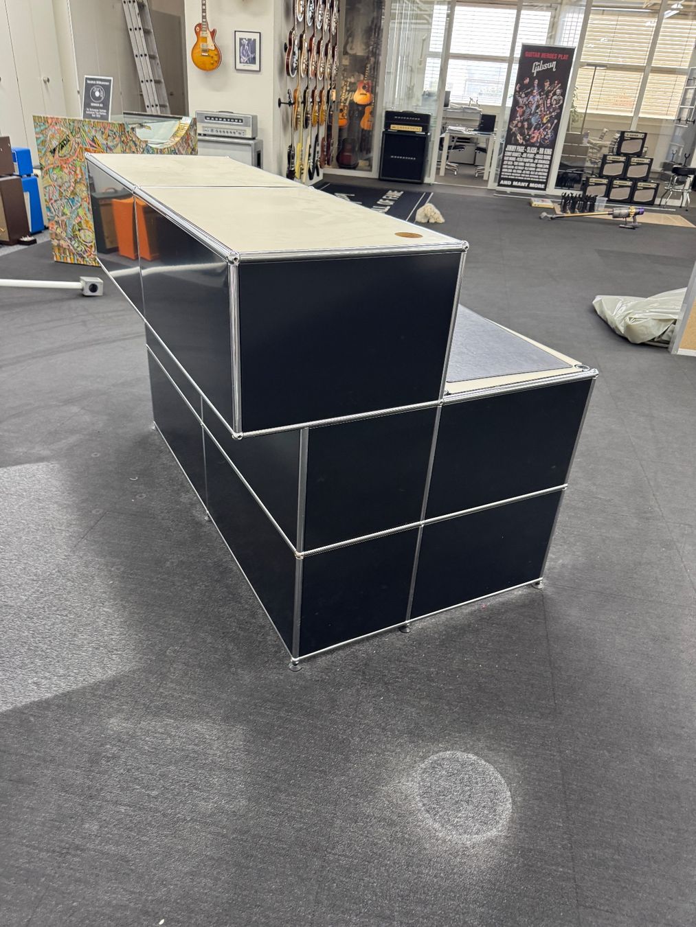 USM Allestimento di negozi e stand fieristici: USM Haller Theke inkl. Tisch – Usato da Arlesheim venduto da Do-Ze 1
