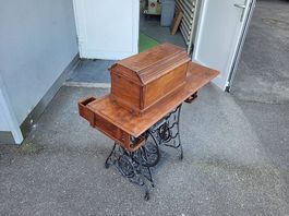 ANTIKE SINGER NÄHMASCHINE MIT HOLZKASTEN